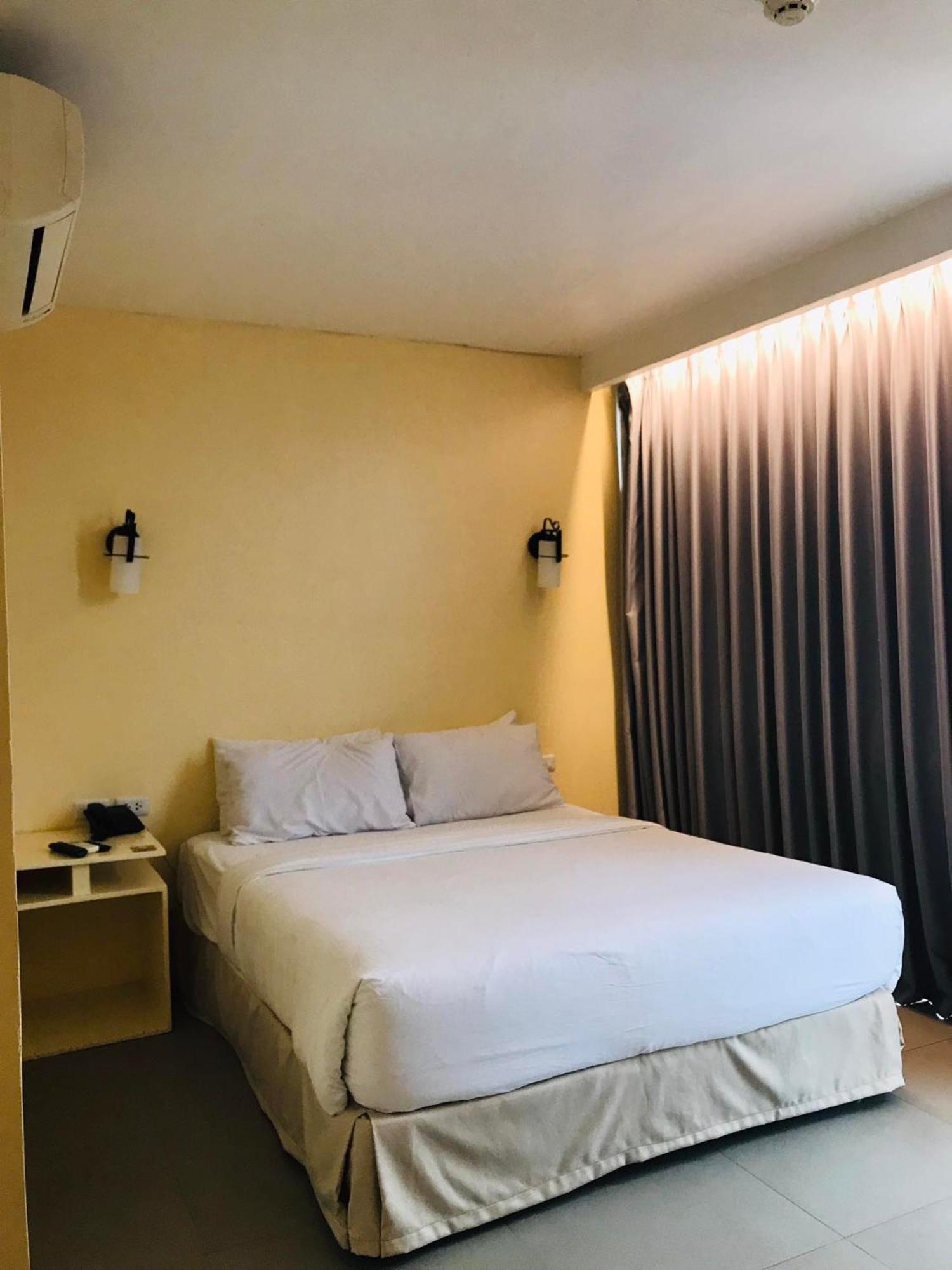 Dosi Hotel Ph Talisay  Buitenkant foto